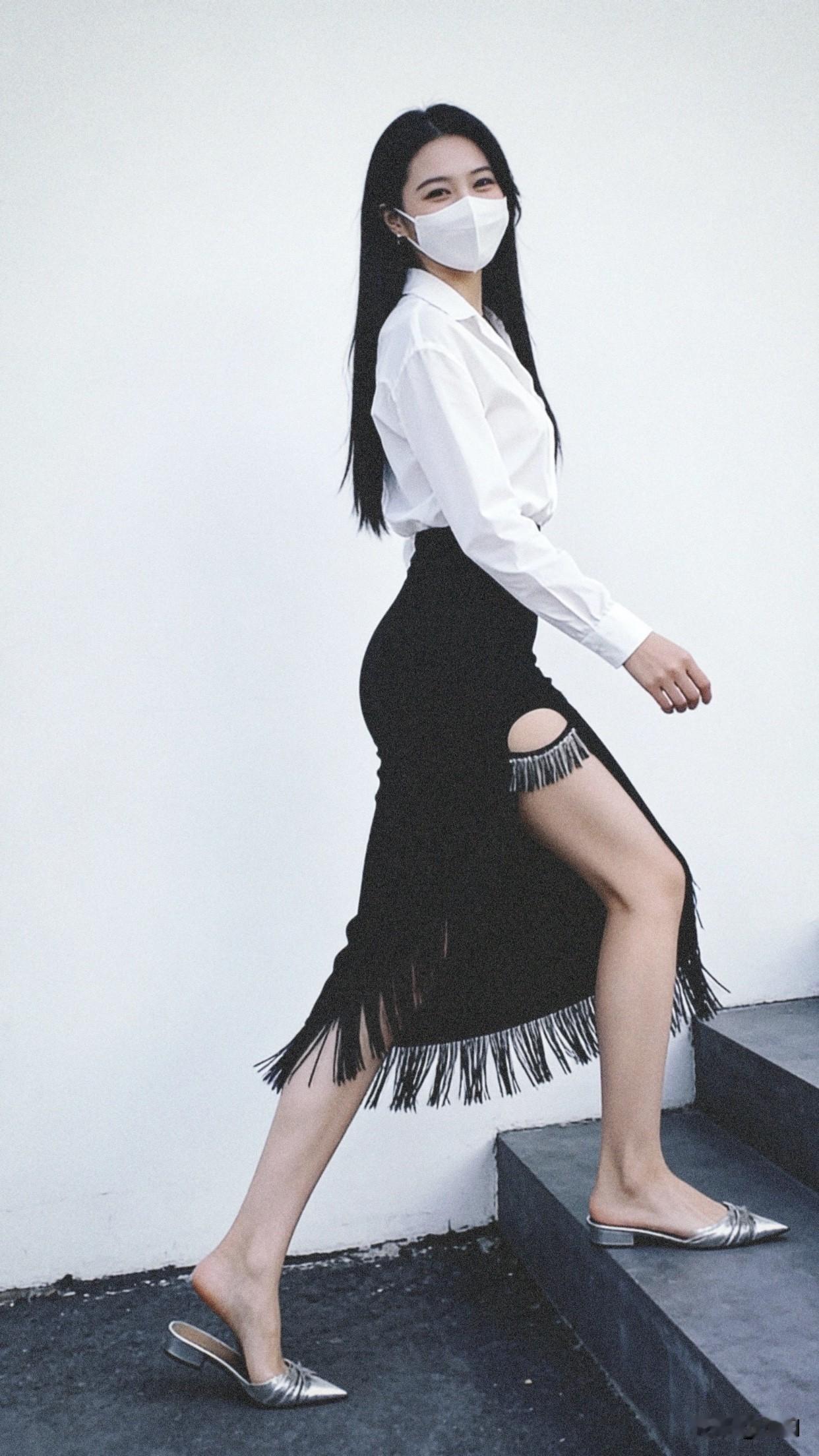 又纯又欲的女生，究竟有多招人喜欢穿搭上，简单的白衬衫也能穿出独特韵味。