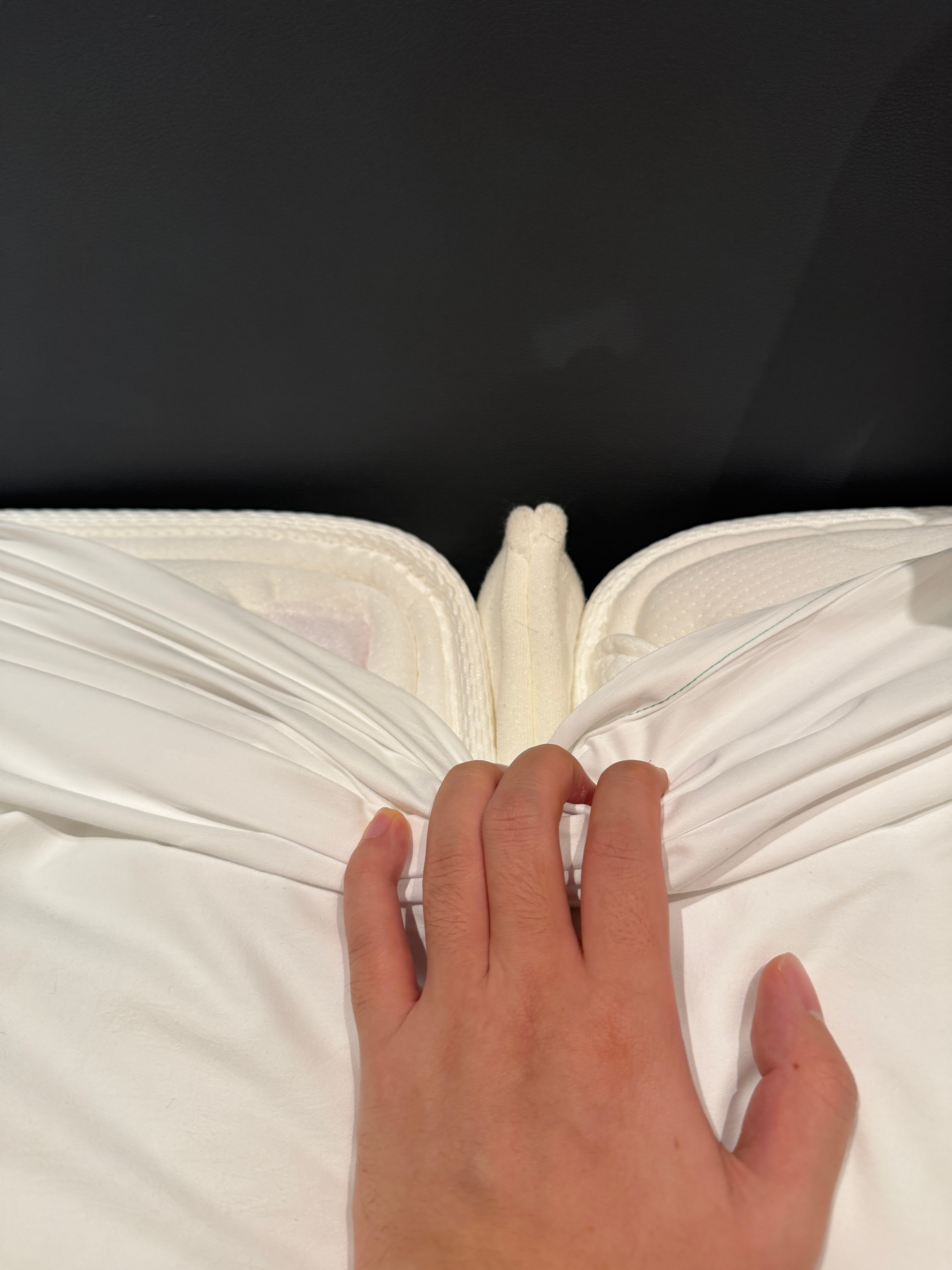 酒店们能不能别把“双床”拼“大床”了……今天住酒店大床房，刚一躺下就发现中间有一