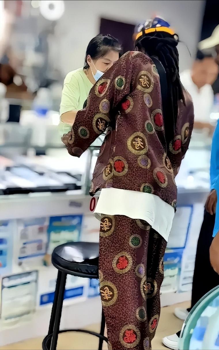 [点赞]在中国死人才穿的寿衣，旅游的老外看上了！而且价格便宜，看看活人穿上寿衣