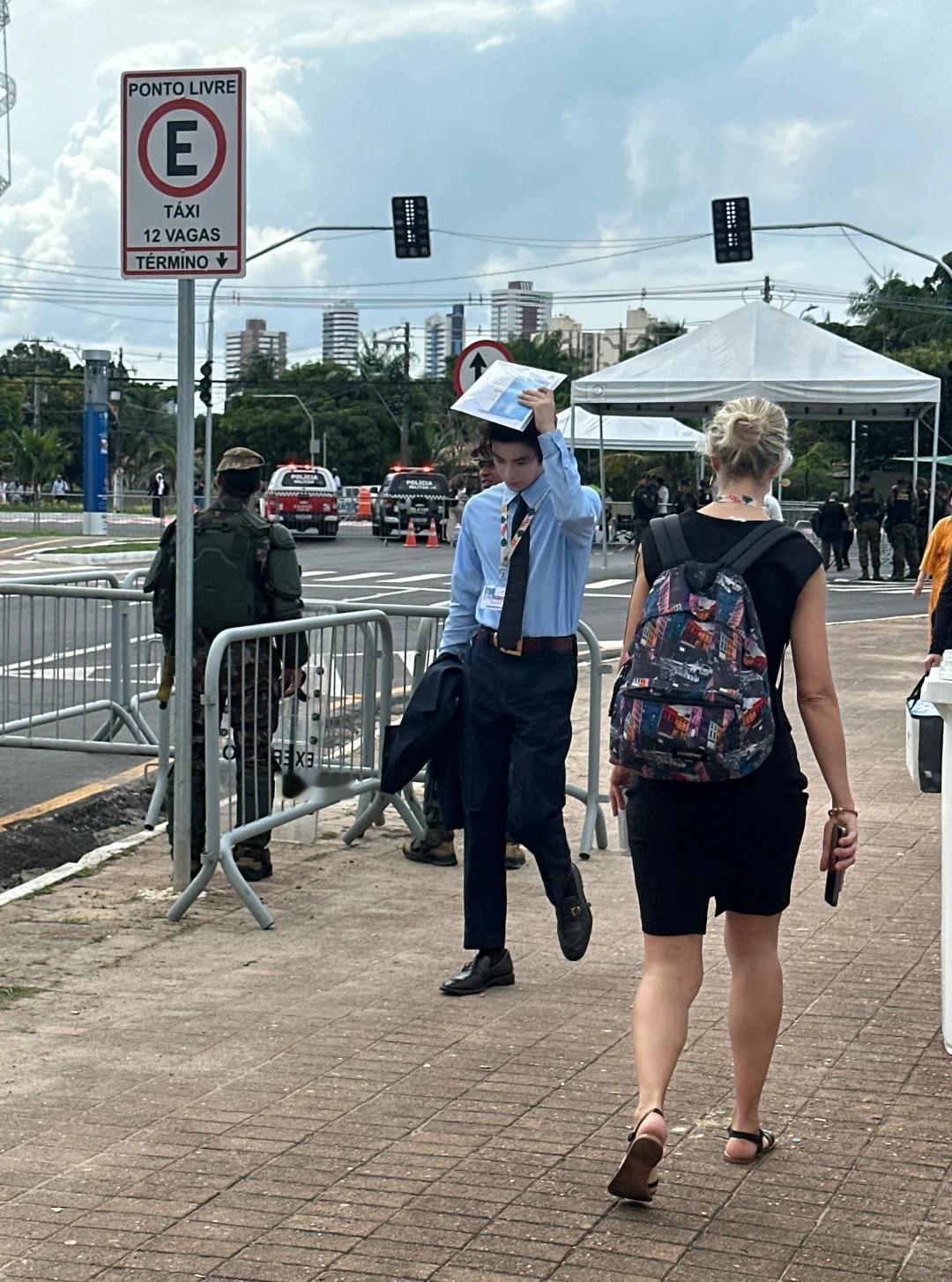 在巴西被偶遇的丁禹兮，随便一拍就帅成这样合理吗，这精英感绝了。。