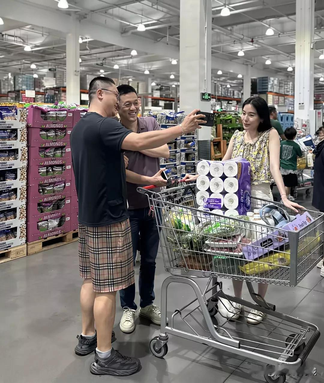 李斌和妻子逛上海超市被网友们偶遇并疯狂合影留念！蔚来的老板娘真的是肤白貌美，神态