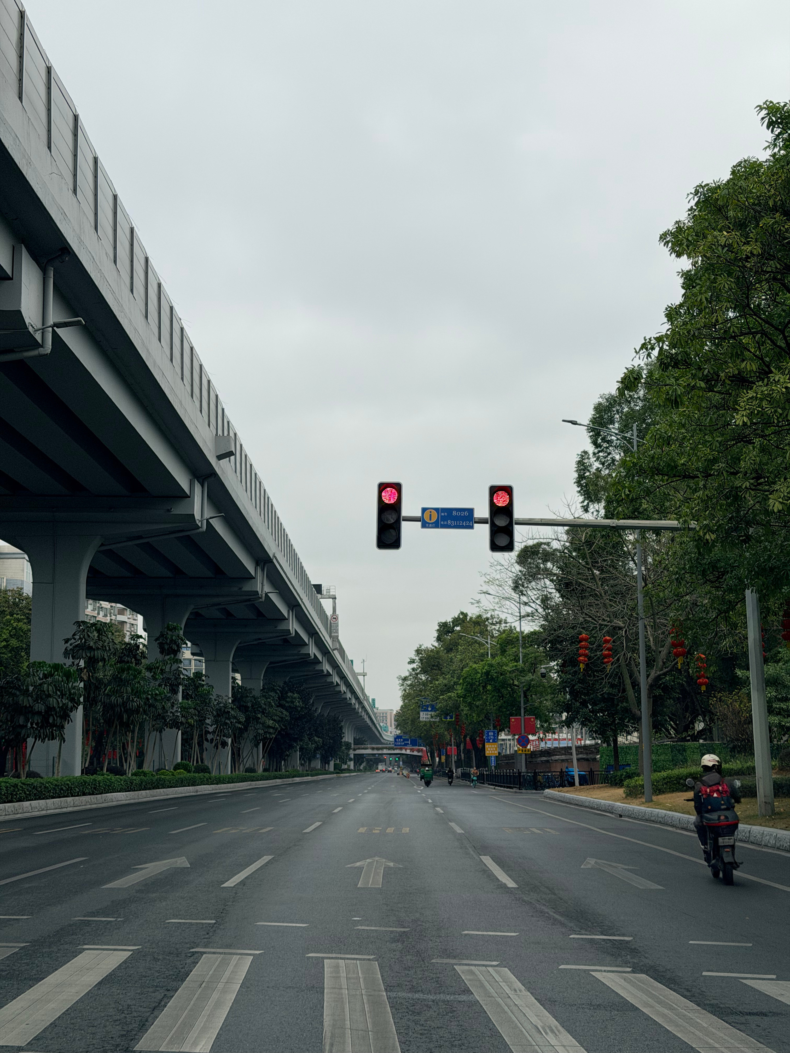 广深春节奇观：车库越空，马路越通