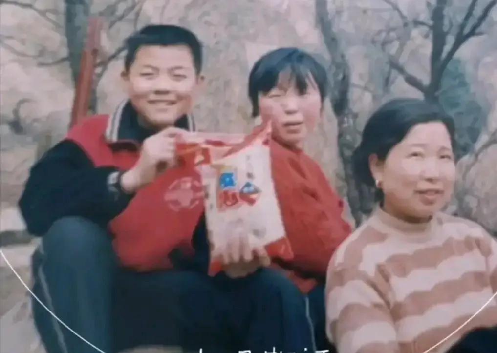 郭威童年时期的一张照片，他笑得可真憨厚，妥妥的就是一个吃苦耐劳懂事的娃。杜新枝一