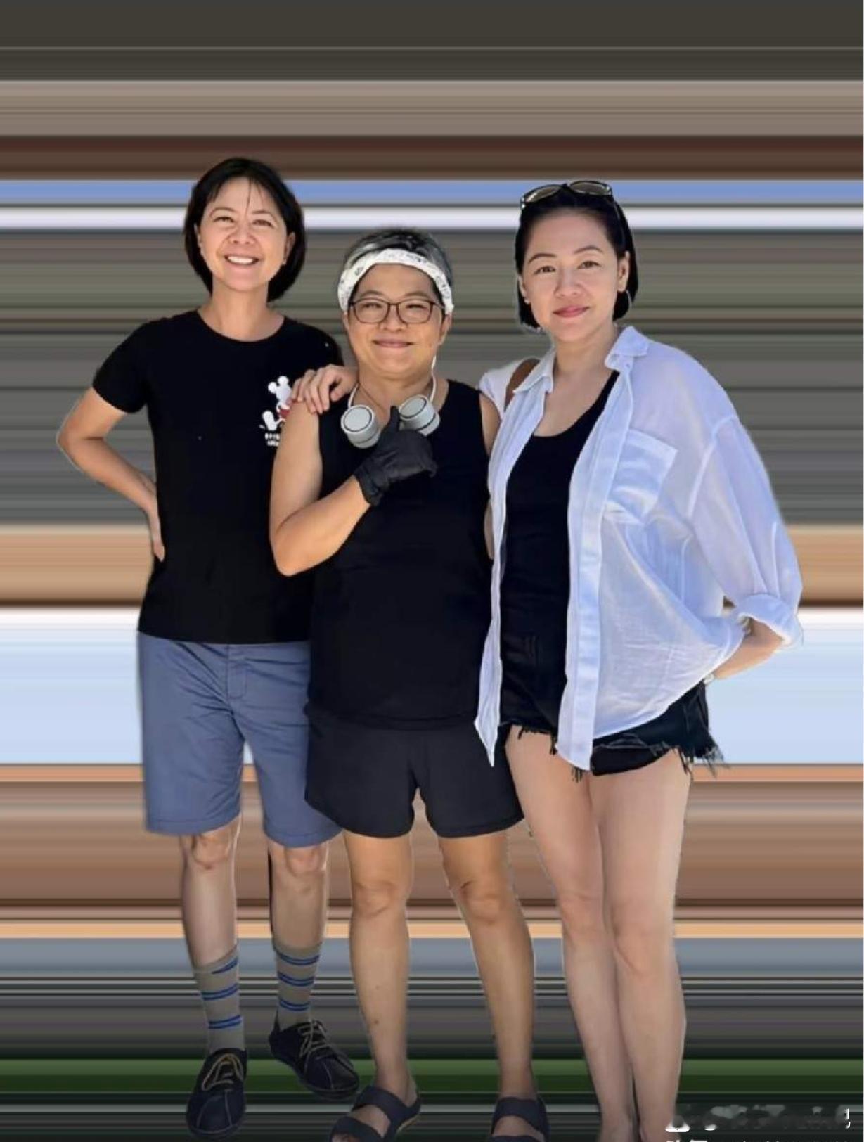 48岁的小S已经放弃身材管理了刷到小S与好友的这张日常合照，不少网友感慨，小S好