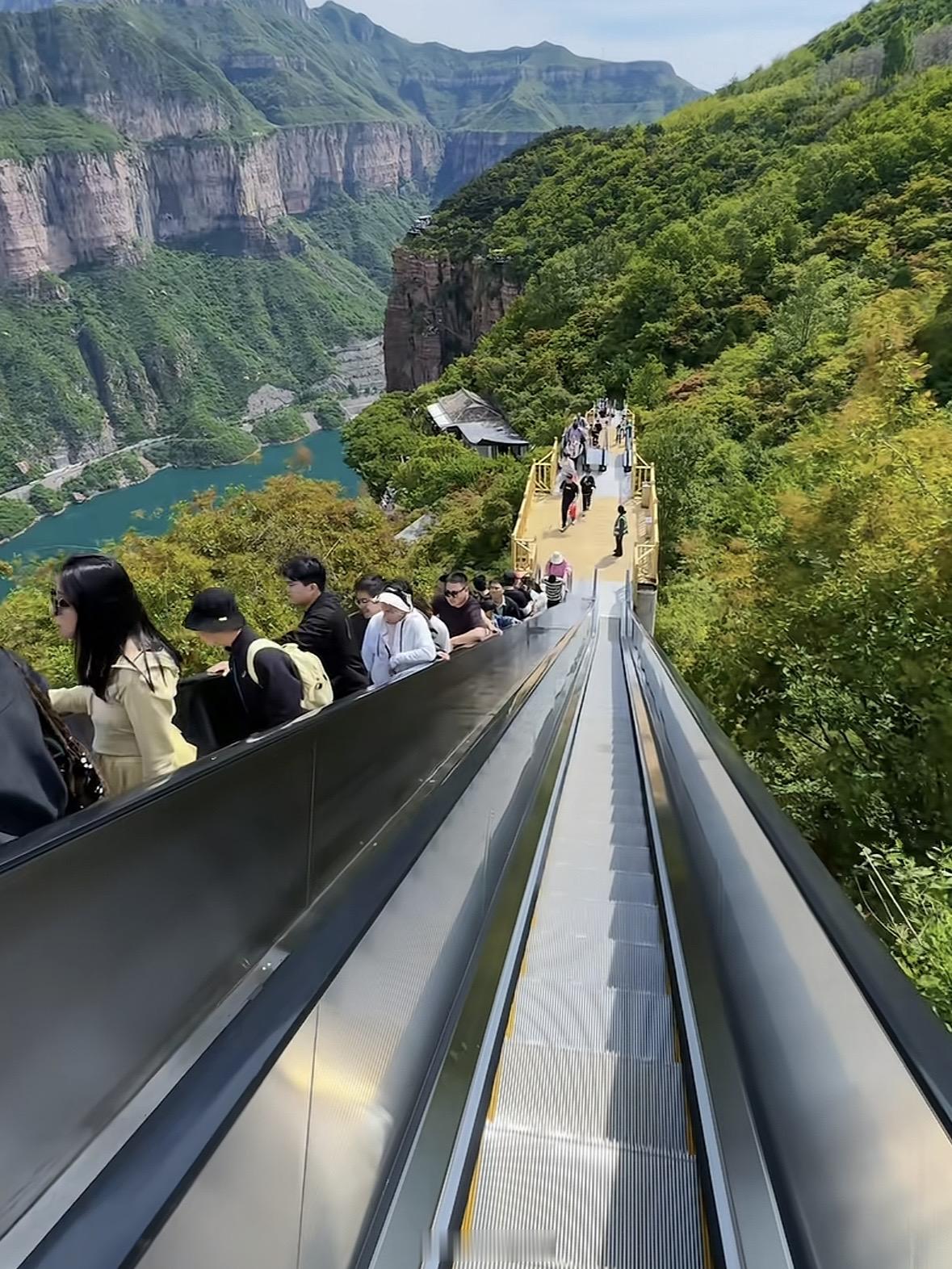 景区回应装电梯爬山被质疑过度开发【景区建设近30部电梯免费开放，游客可实现懒人版