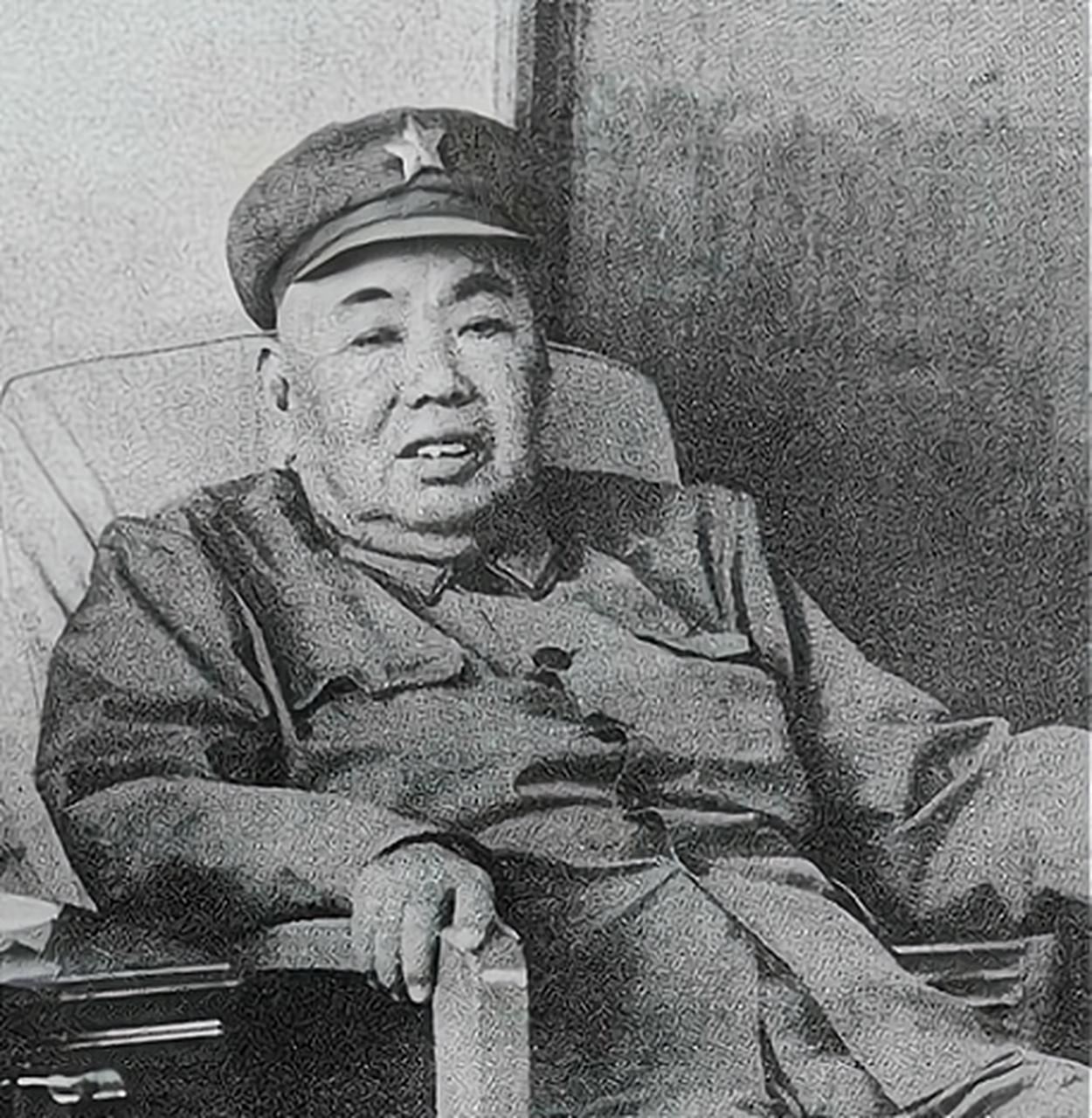 六十年代那段动荡时期，南京军区司令员许世友临时去大别山避险，军区日常工作交到副司