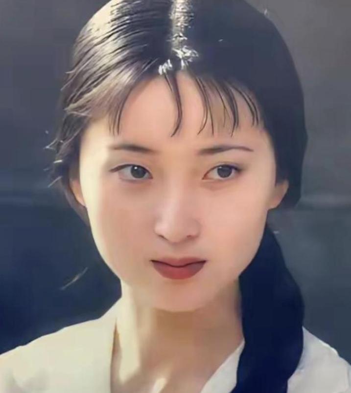2007年，陈晓旭弥留之际拨通了前夫毕彦君的电话。那头听完消息泣不成声，二十年的