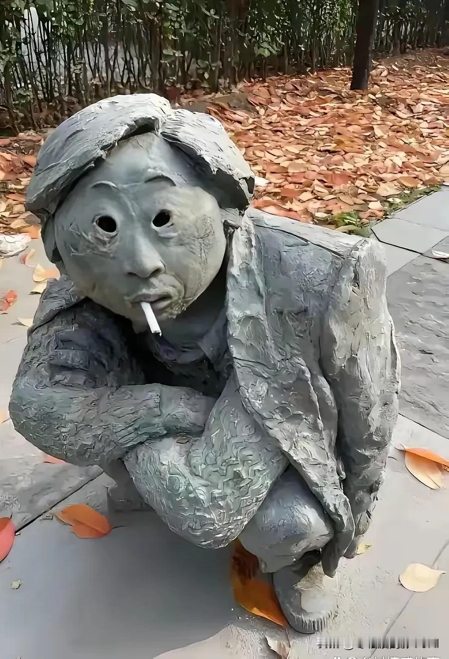 小包工头招了十几个农民工砌下水道，怕农民工们偷懒，他每天披着西服，叼着烟，蹲在工