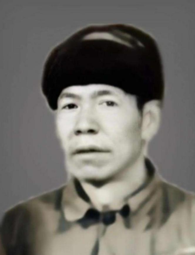 1955年冬，抗战英雄肖万世，爱上地主家18岁女儿。上门提亲时，地主怒吼：“想娶