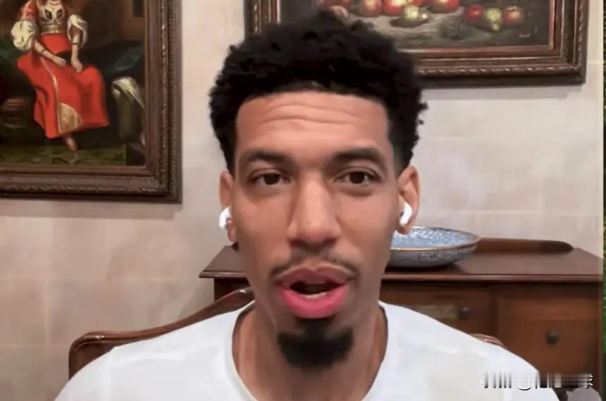 詹姆斯迎难而上啊！前NBA球员丹尼-格林在一档节目中谈到了詹姆斯加盟76人，他说