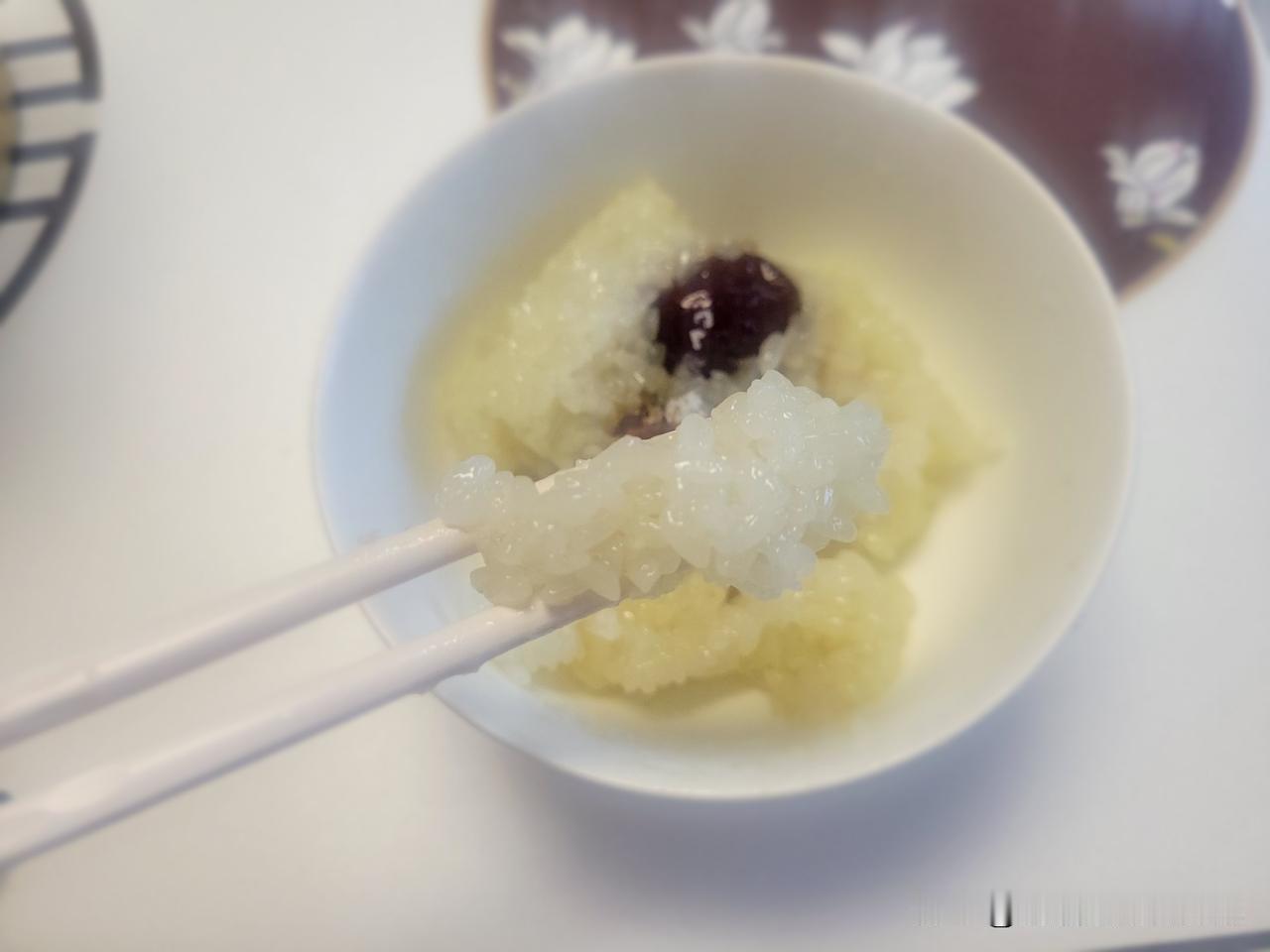 昨晚去大姐家，她正在煮粽子，一大电饭锅粽子。大姐泡了八天半的米，包出来的大枣粽子