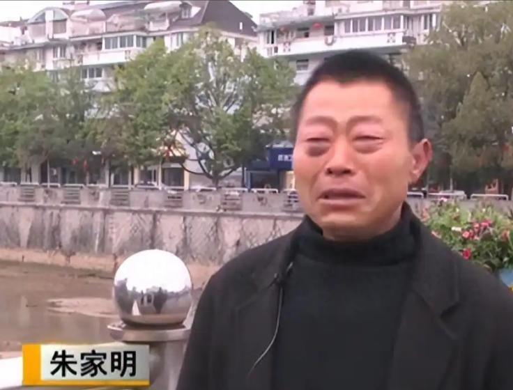 2003年，浙江一对夫妻收留了一个失忆的流浪汉，他们一起同吃同住了17年，直到1