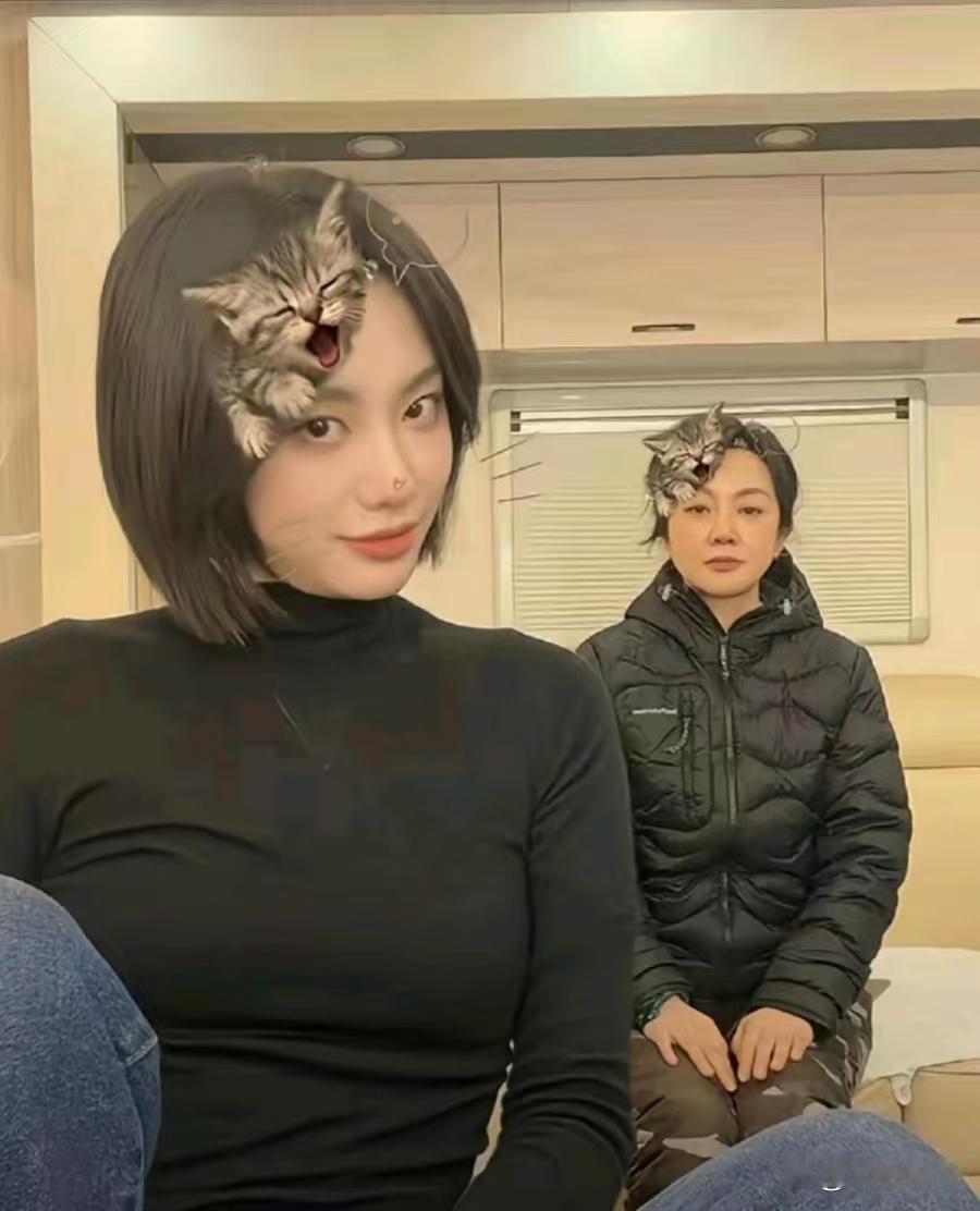 闫妮和女儿同框出镜，女儿颜值出众，长相精致亮眼。