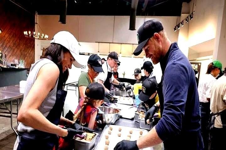 梅根和哈里发布的那张慈善照片像极了精心布置的舞台。女儿莉莉贝特穿着格子裙，儿