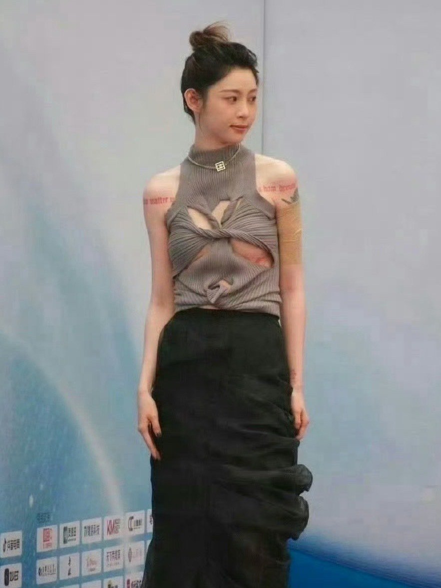 痞幼生图状态好好，这衣服设计的有点复杂，这怎么穿啊？
