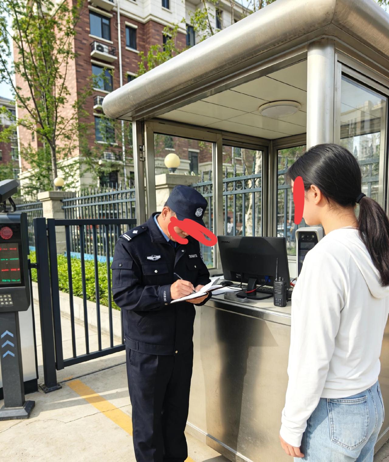 我单位一个女同事上班时间出门很急忘记带厂牌了，我公司进出大门一定要带厂牌才允许进