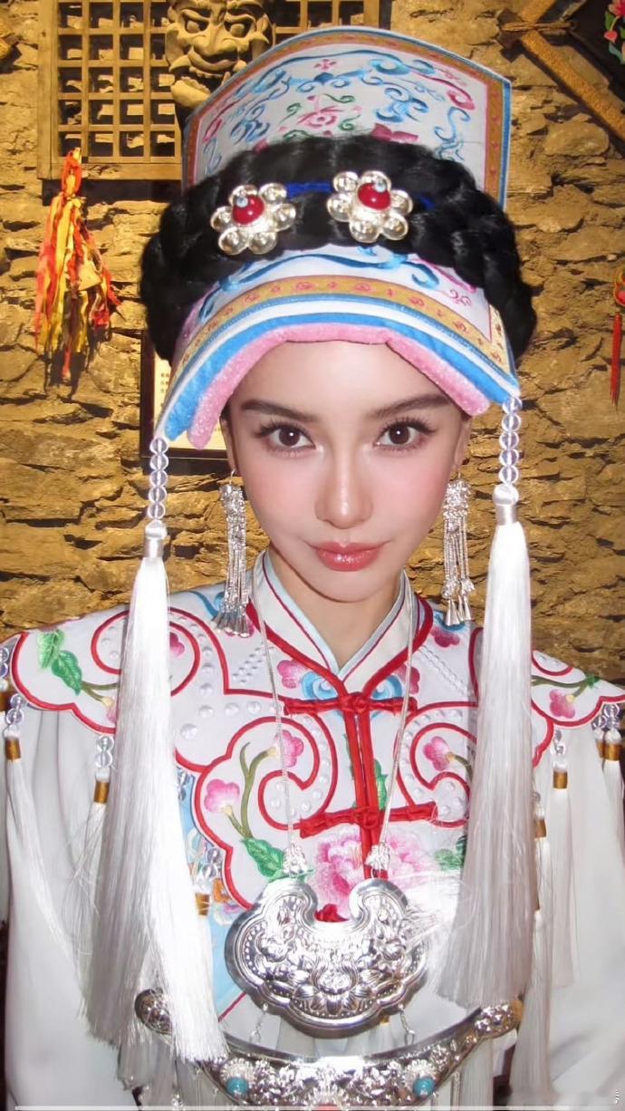 杨颖ccd届最严厉的母亲桃坪羌寨限定美人上线！杨颖CCD民族写真质感出众，传统服
