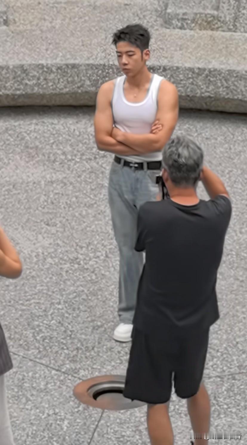 这是石头吗？这是准备出道了吗？现在都变成肌肉男了！还有专业人士给他拍照。虽说没
