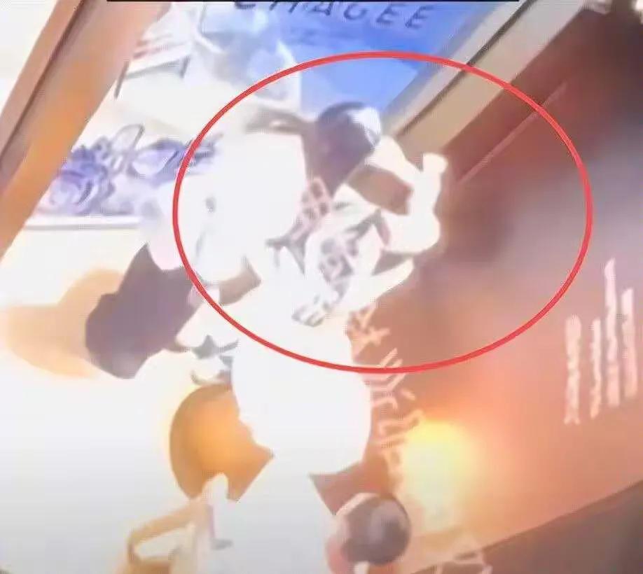 南方惊现东北式“你瞅啥”！因为被陌生人看了一眼，就直接把奶茶扣人头上。而且倒完拉