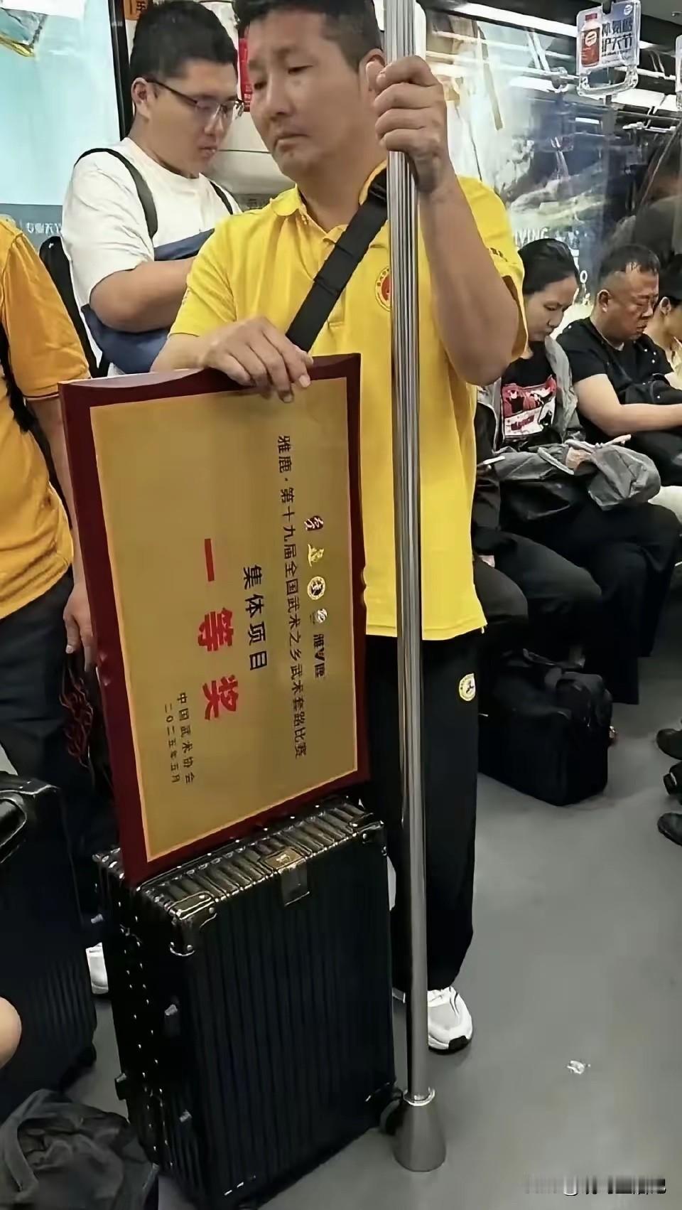 大叔自己有车的，今天不想开[呲牙笑]