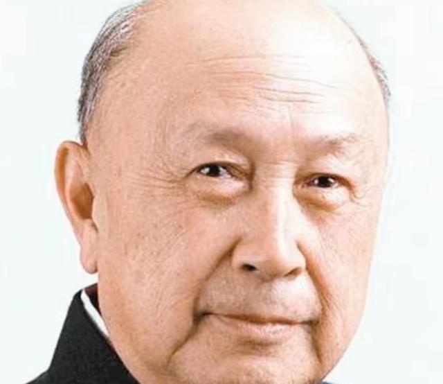 1964年冬夜，钱学森筷子尖悬在鸡肉上方半寸，突然厉喝：“别动！有苦杏仁味！”贴