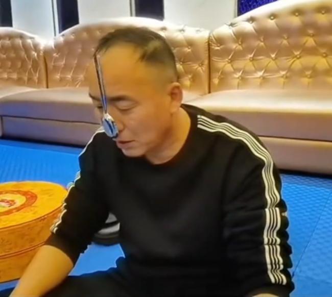 原来全脑开发界还分段位，从吸小磁铁、贴手机，升级到粘厚重平板，额头自带磁力bu