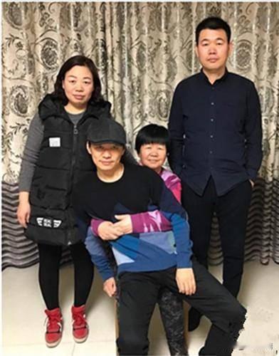 王宝强的妈妈、弟弟已经去世，就剩下年迈的父亲和哥哥姐姐！王宝强老家河北邢台