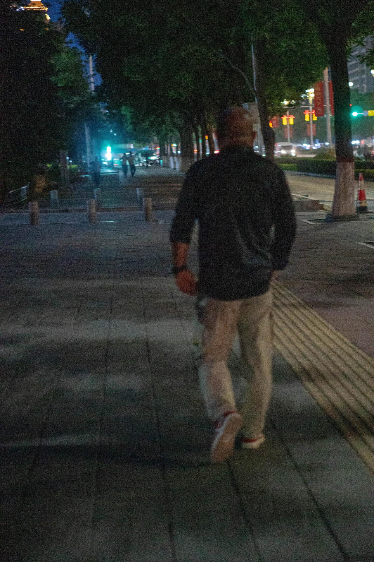 我老公很是奇怪。我们从农村出来将近二十年了，现在早已在城里定居了，老家的旧房子现