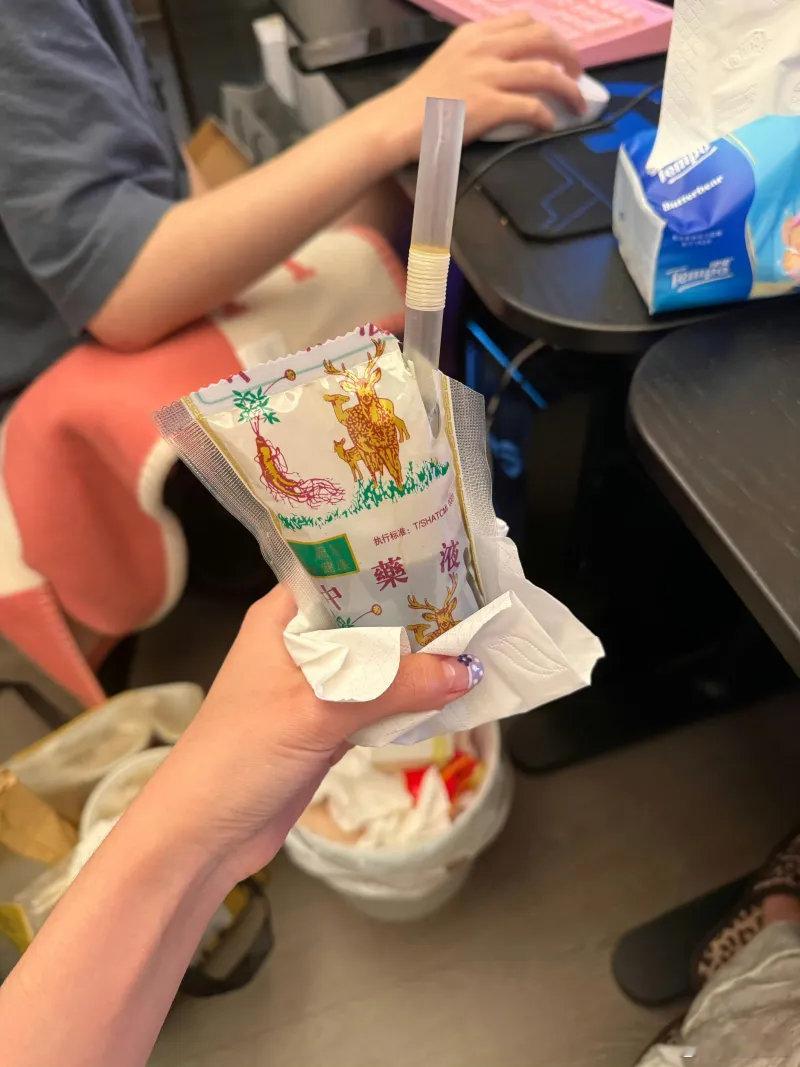 吴55发博和JackeyLove在家里看比赛，哥哥应该心里高兴没进去不然被这两队