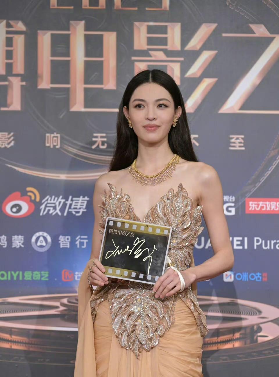 内娱最近活动扎堆！吴磊签名后占C位没让，朱一龙低调站旁边，格局直接拉满！钟楚