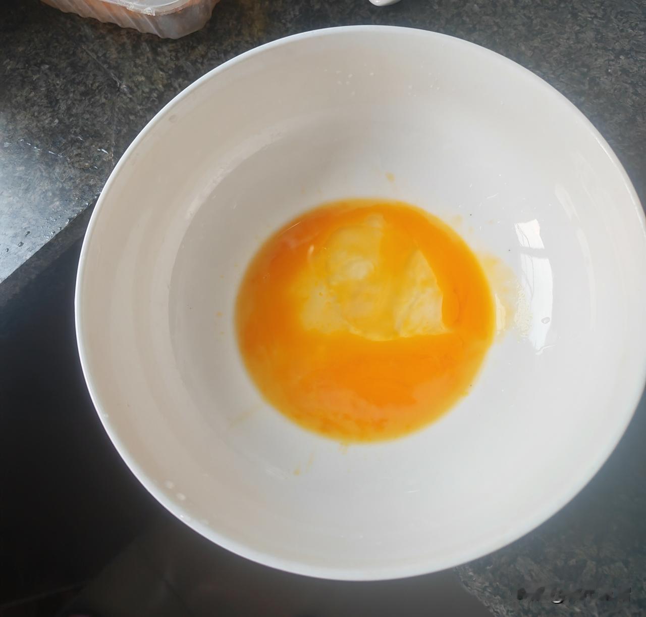 早上去买菜的时候，把下面的照片给卖鸡蛋的老板看了一下。当时有一个女人正在买鸡蛋，