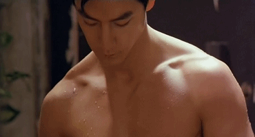 吴彦祖半裸电影寒战1994被吴彦祖的自律狠狠惊艳，年纪依旧保持绝佳身材状态，《寒