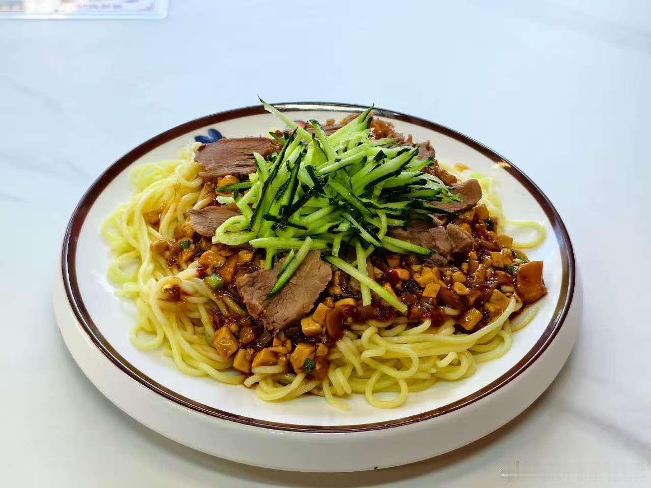 徐州老味菜联名滤镜曝光说说滤镜哲学，有次在敦煌吃驴肉黄面，原图拍出来灰扑扑的，