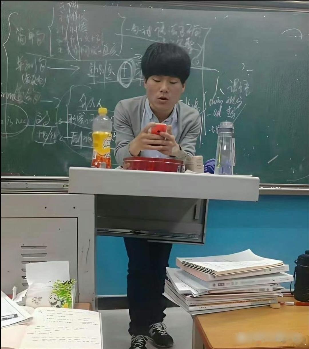 当年在新东方任教时的董宇辉，那时的他也不知道以后的自己有多了不起吧