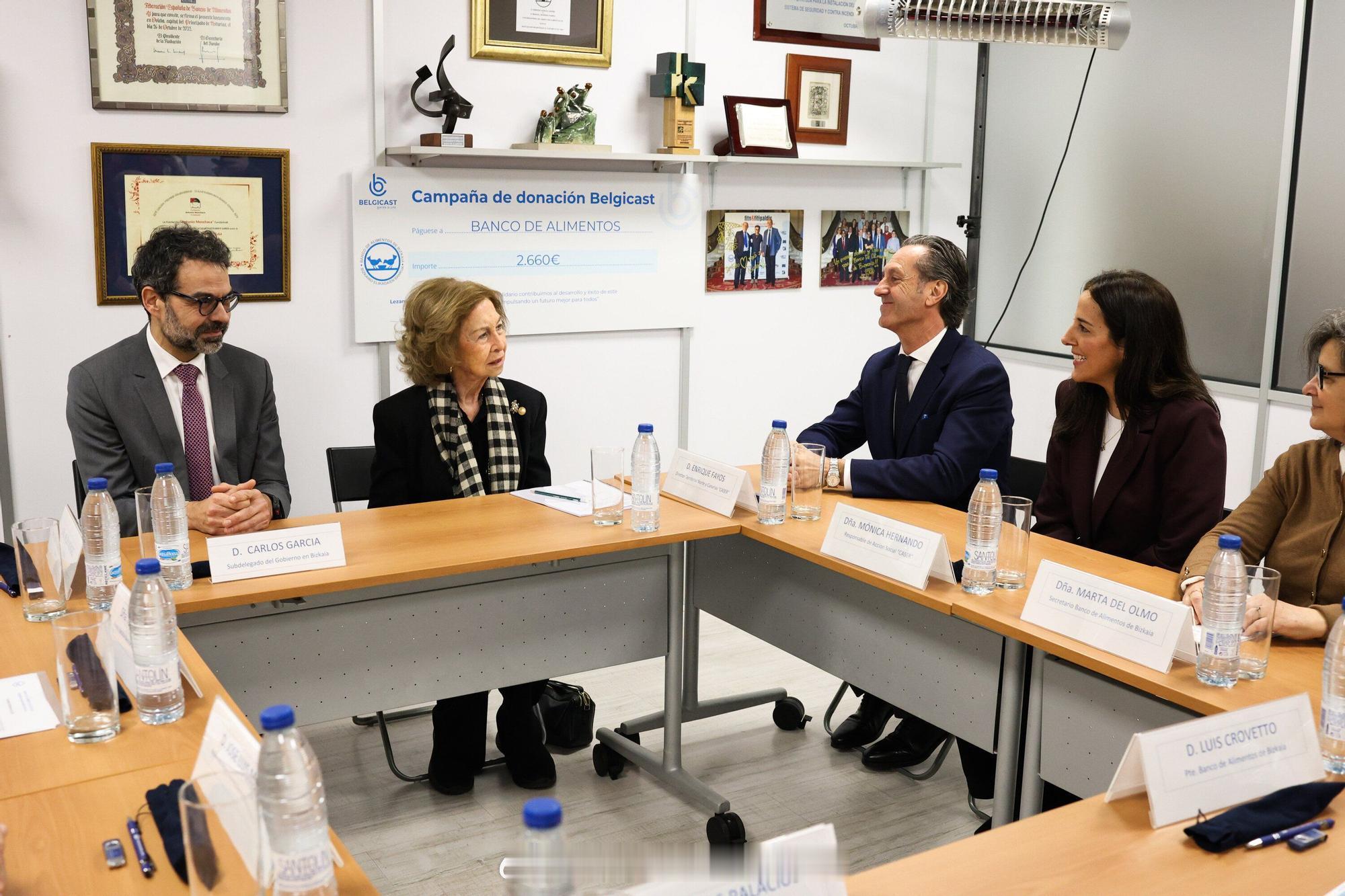 西班牙王室2月10日，索菲亚王后在妹妹艾琳公主去世后首次亮相，访问比斯开省，并