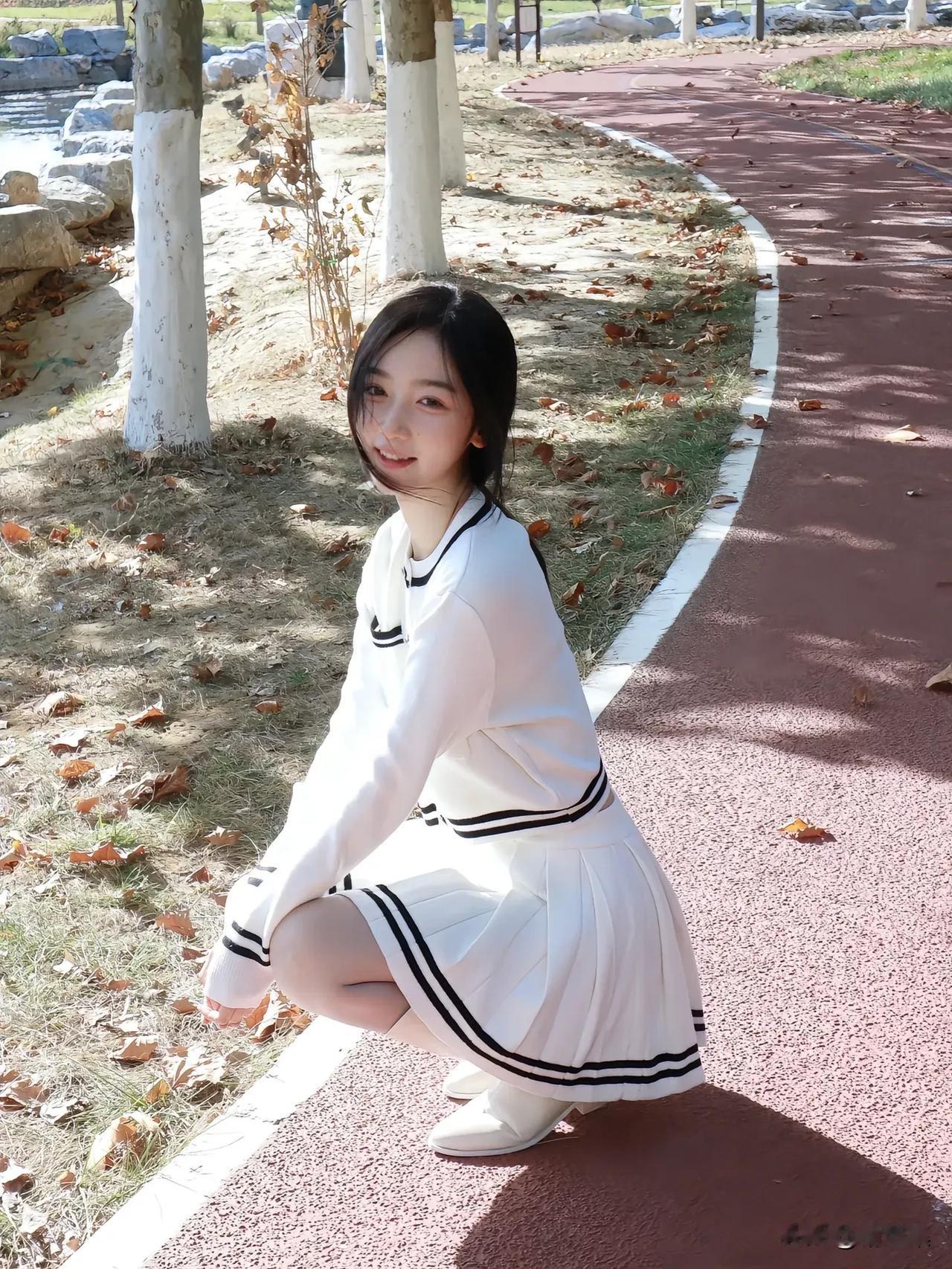 秋日校园漫步，青春洋溢的少女