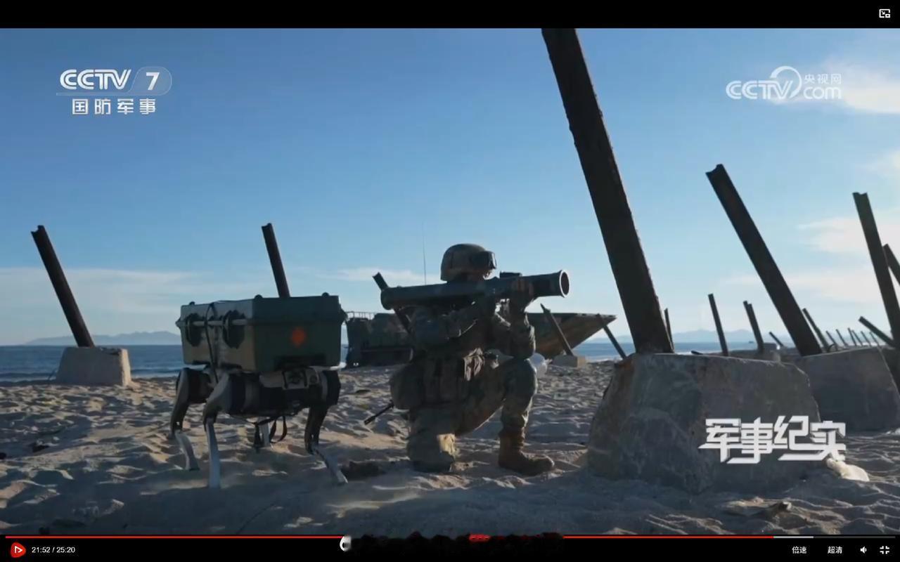 解放军机器狗给抢滩登陆的战士送弹药，能带两发80毫米一次性火箭筒或者一盒弹匣。如