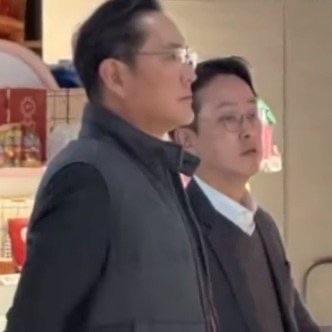 北京的一场正式商务论坛结束后，三星电子的会长李在镕，做了件挺随性的事。他换上休闲