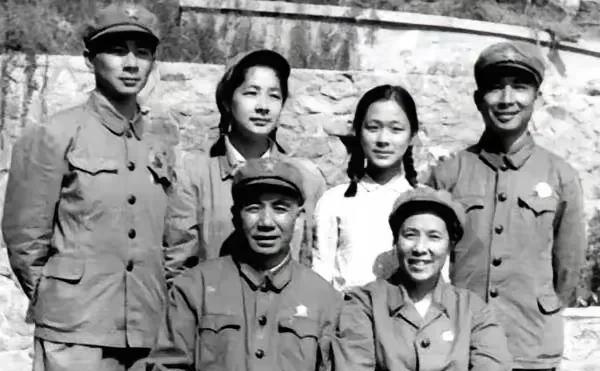 1930年，江西泰和，一个13岁的小伙跟着红军走了，投奔在队伍里的舅舅，家里留下