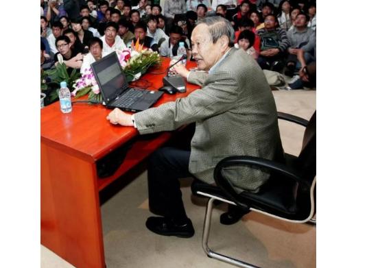 杨振宁办公室的保险柜被打开,里面没有关乎物理界终极奥秘的机密手稿,没有价值连城的