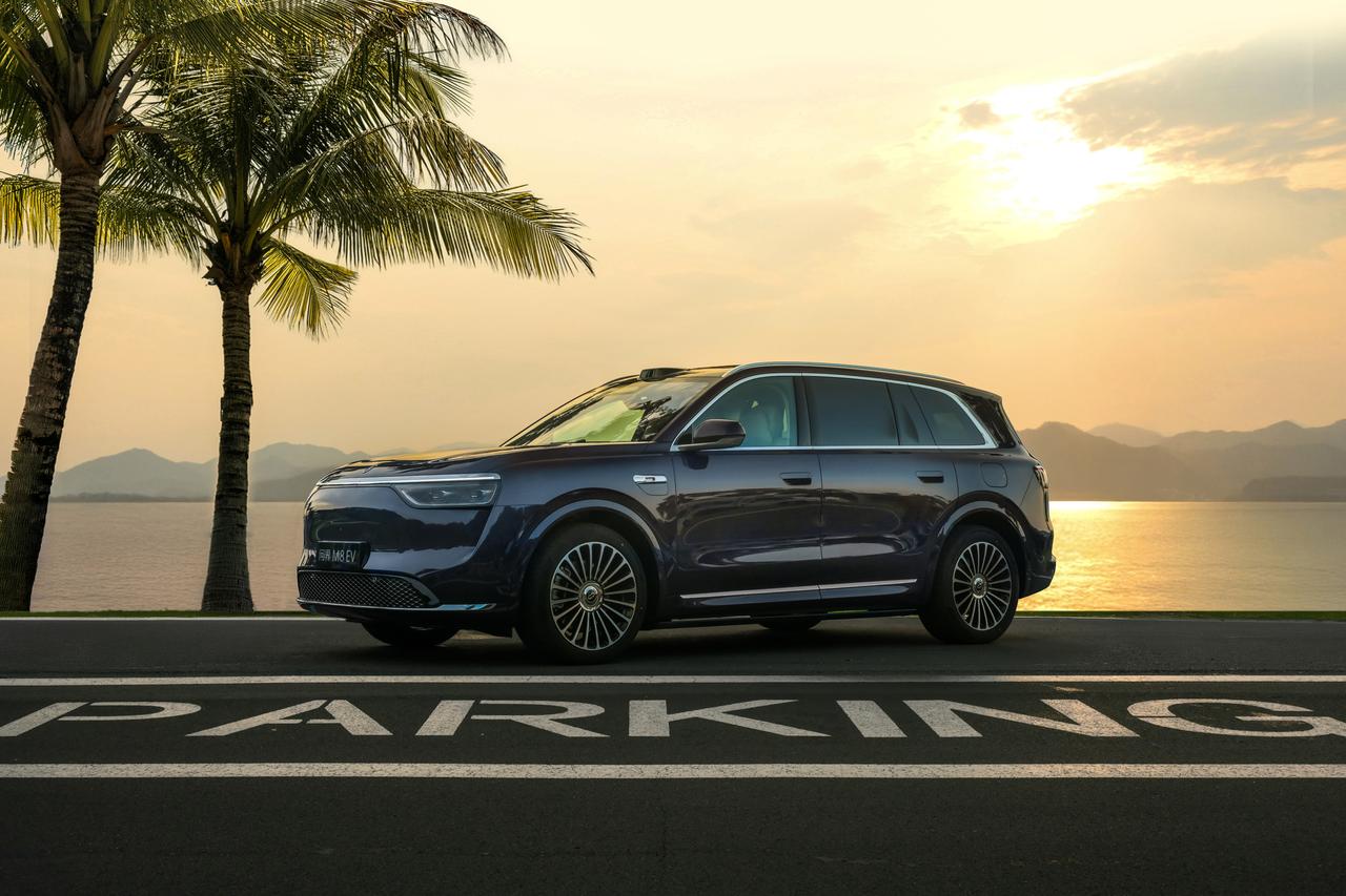 这次鸿蒙智行官方放出问界M8累计交付突破12万辆，连续5个月稳居40万级不分车型