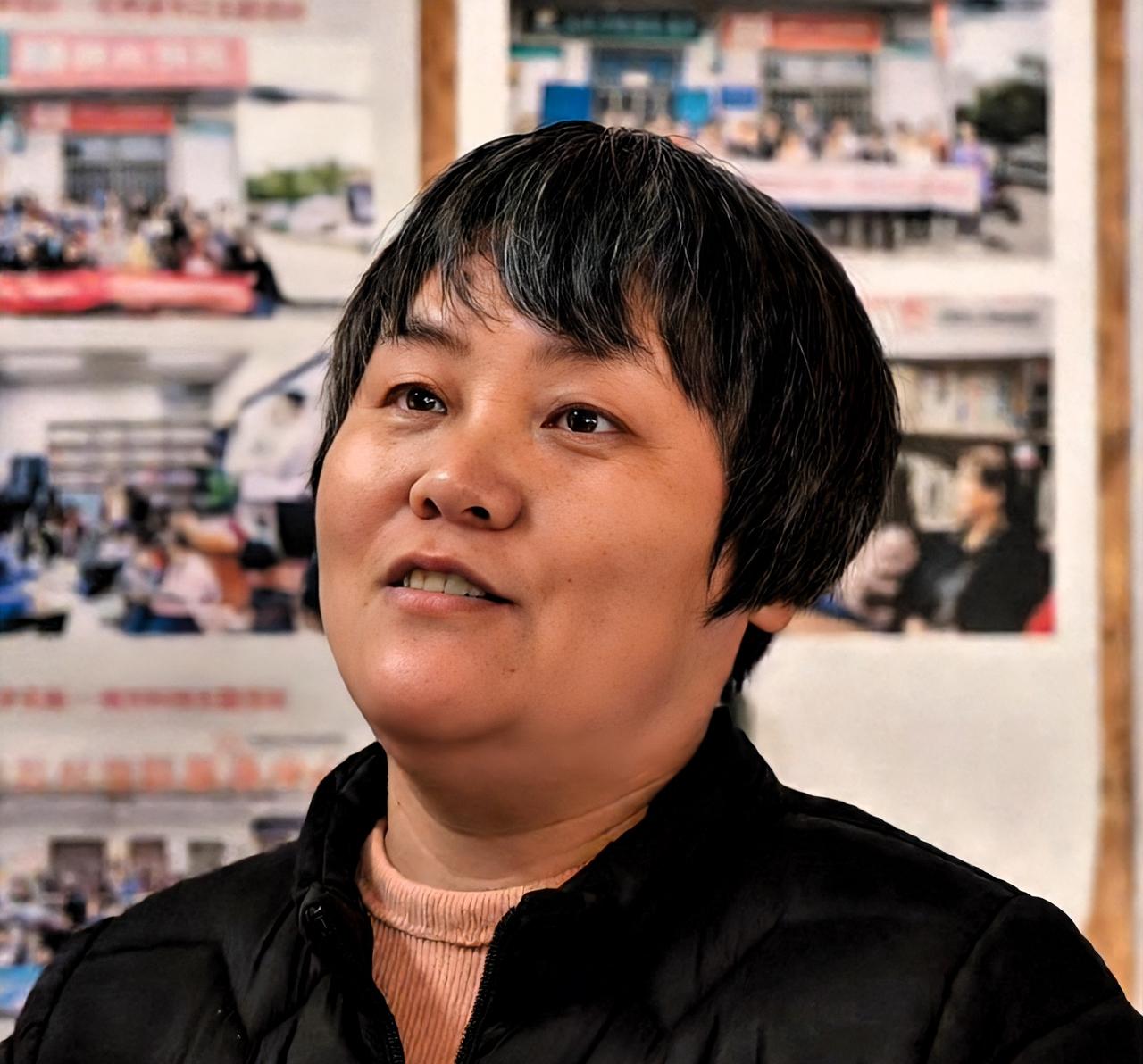 在河南李石村村口，有家烟火气爆棚的小卖部！货架上油盐酱醋码得整整齐齐，可最抢眼的