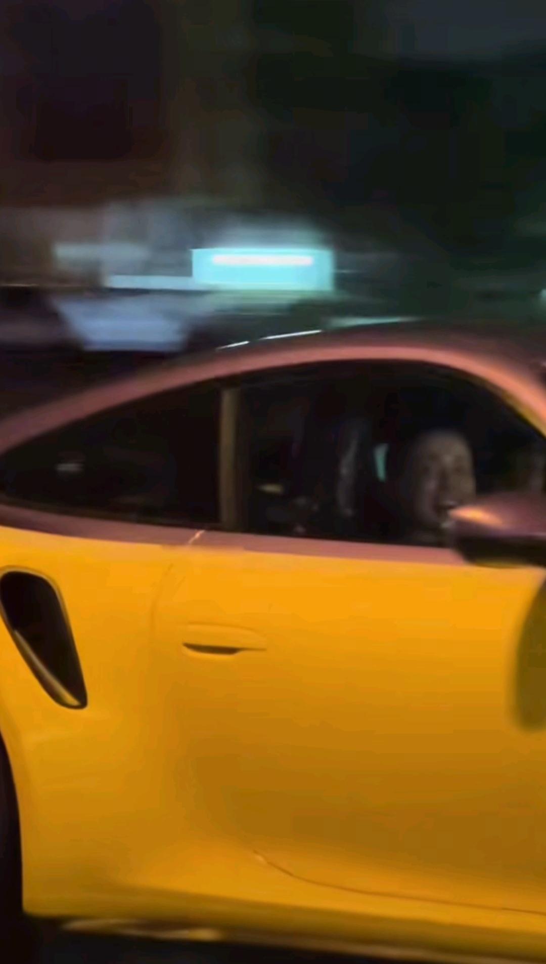 11月17日晚上，苏提达乘机回到了泰国，回国后并没有坐专车，而是自己开着黄色保时