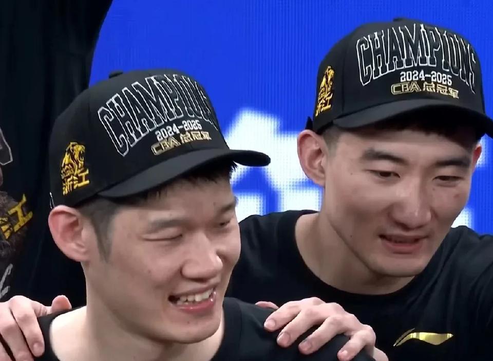 大秋哭了，大秋又笑了！胡金秋在拿到生涯第一座总冠军之后，喜极而泣！在颁奖的时候