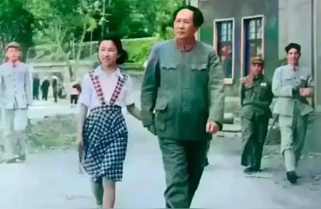 1968年的一天，毛主席偶然间发现李讷很受大家尊重，一些士兵甚至还向她行军礼，于