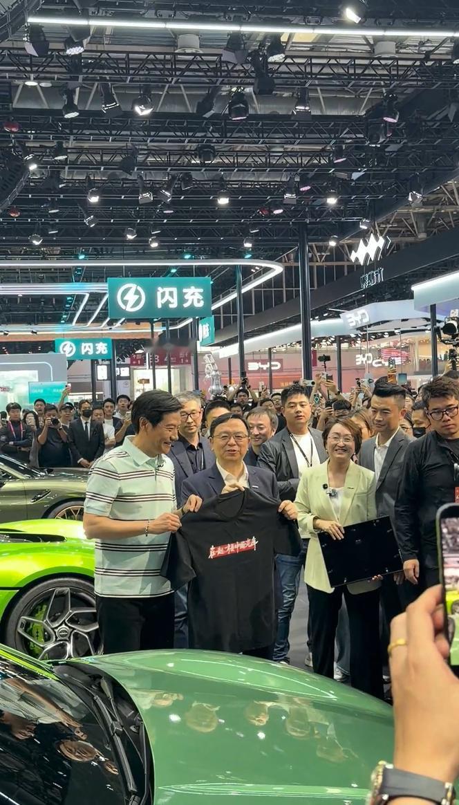 在一起，才是中国汽车！王传福和雷军同框，中国汽车正在给传统燃油车发起最后的致命一