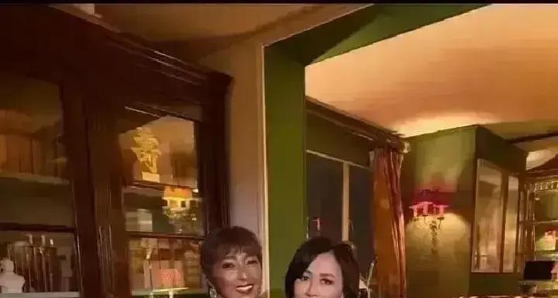 睡衣像优衣库。价格，两万三。王菲就穿着这身LoroPiana的羊绒，晃进了