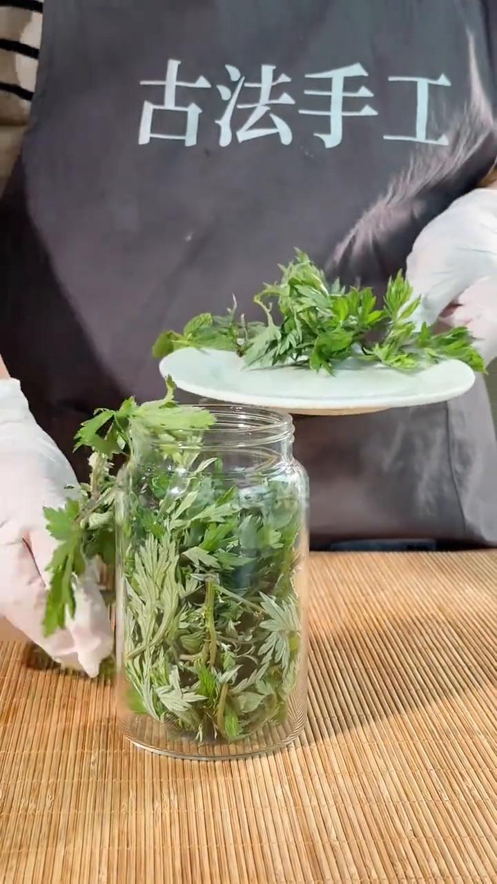 花露水。古法手工。天热了蚊子多了，我们自己来做花露水。·提前洗干净晾干的艾
