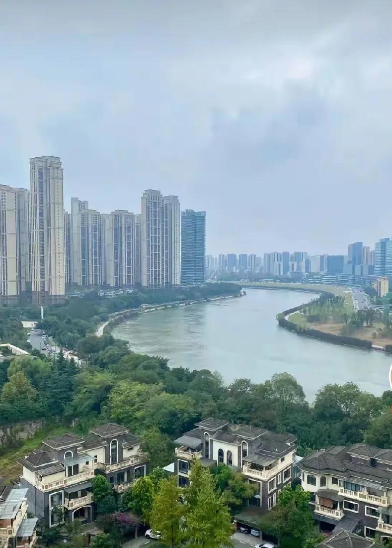 人果然挣不到认知以外的钱。我见过几个网上的正能量大V，个个在网上民粹得很，拳打