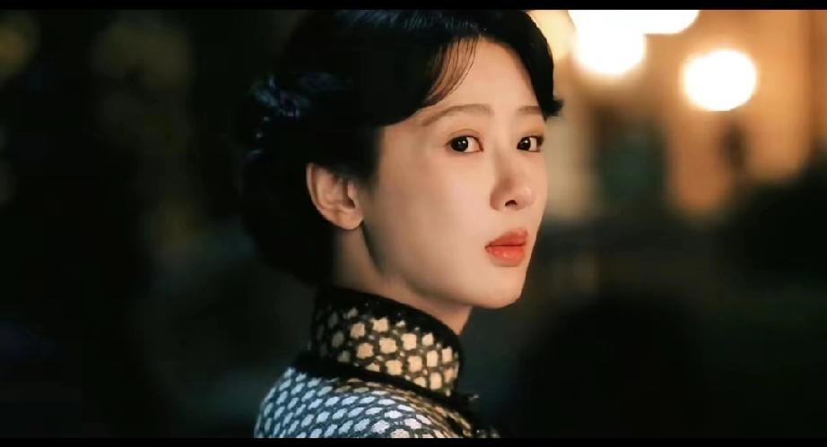 封神！杨紫演妈太戳心，雨中牵娃揣肚，眼神全是戏3月8日妇女节，杨紫